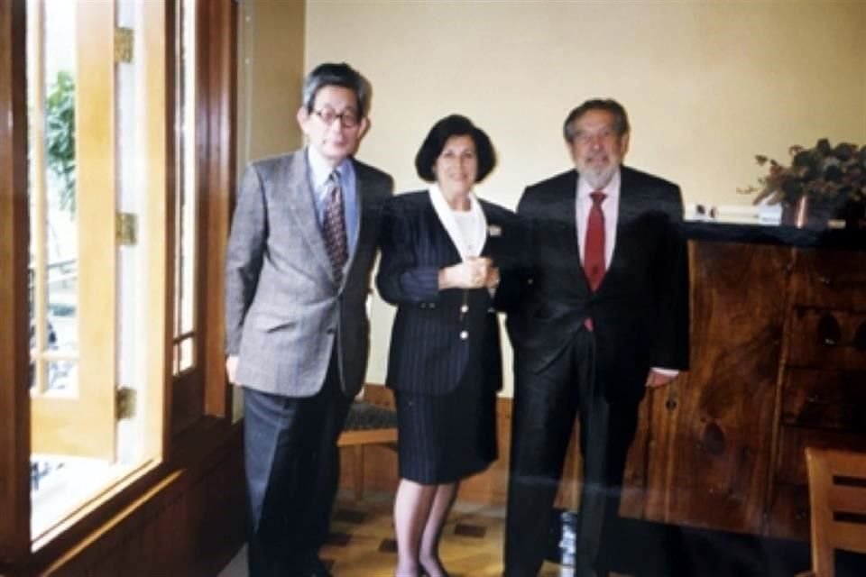 Junto a la académica Flora Botton Beja y el poeta Octavio Paz, en una fotografía de 1996.