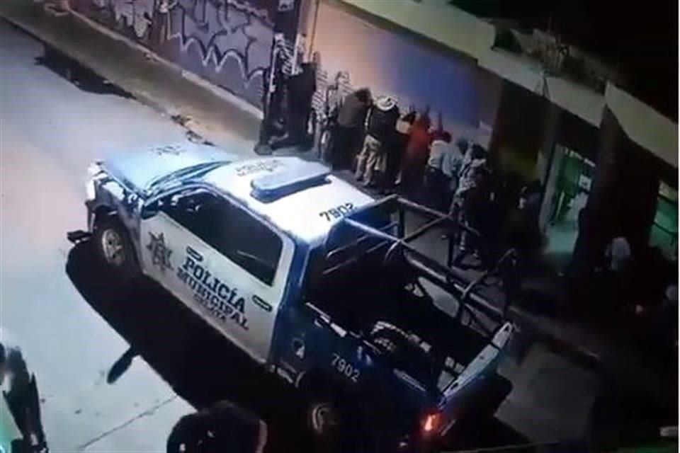 Los elementos de la patrulla 7902 fueron captados en la acción ilegal en la zona centro de Celaya, Guanajuato.