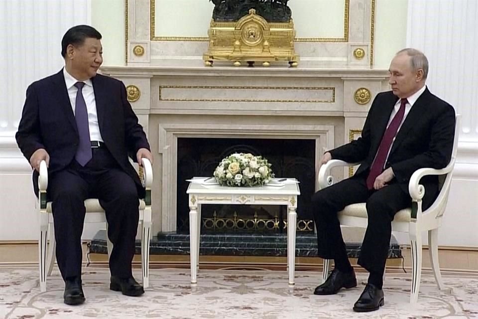 El Presidente chino, Xi Jinping, habla con su homólogo ruso, Vladimir Putin durante su reunión en Moscú.