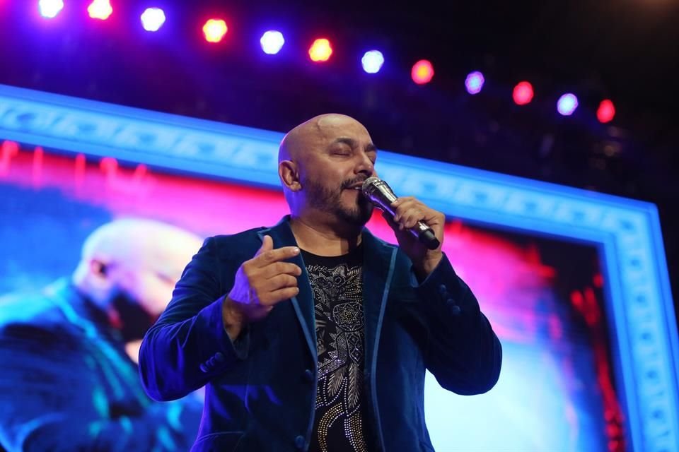 El cantante Lupillo Rivera fue hospitalizado de emergencia debido a una apendicitis.
