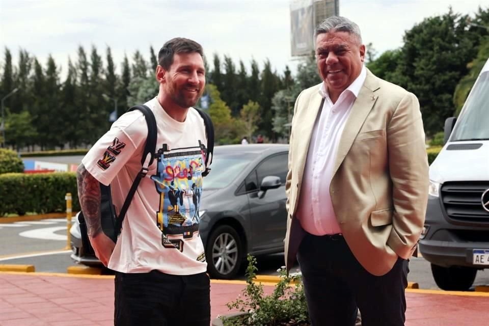 Claudio Tapia fue el encargado de darle la bienvenida al astro Lionel Messi.