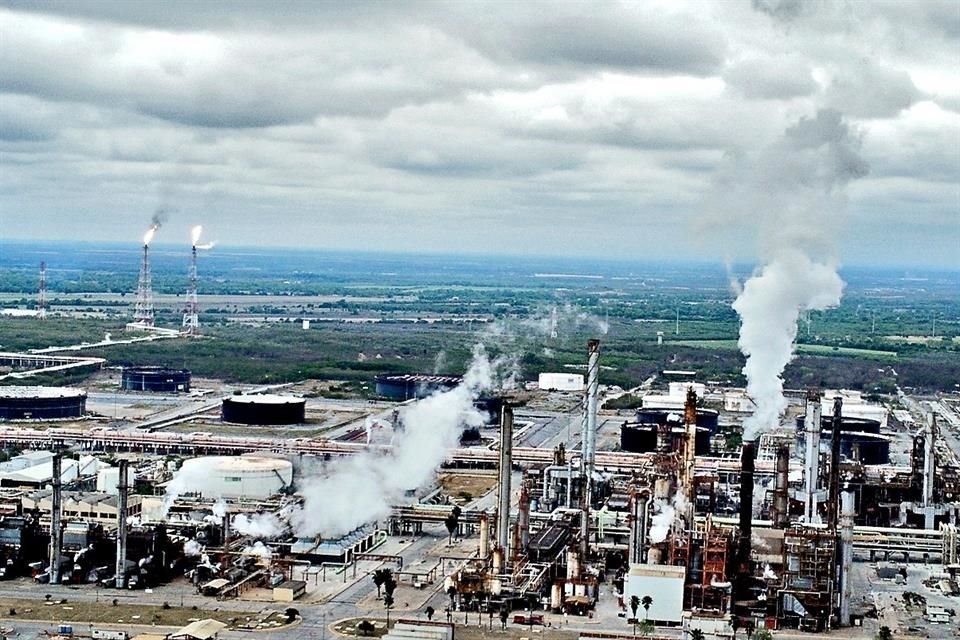 Las autoridades ambientales de Nuevo León señalaron que la refinería de Cadereyta produce más del 90% del dióxido de azufre que se genera en Monterrey.