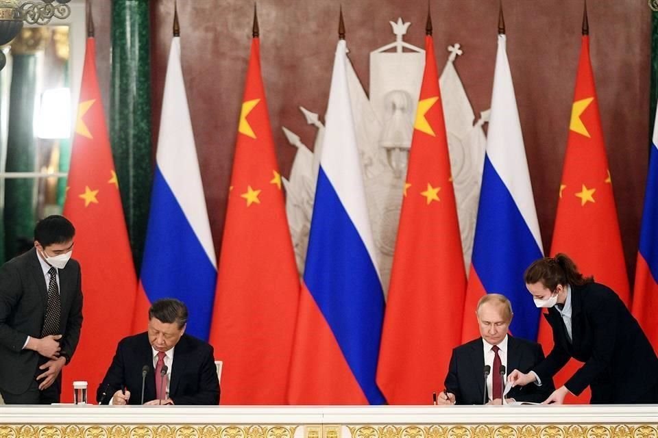 El Presidente ruso, Vladimir Putin, y el líder chino, Xi Jinping, asisten a una ceremonia de firma luego de sus conversaciones en el Kremlin.