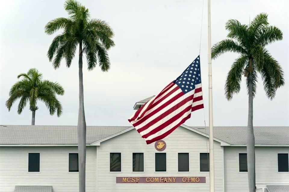 Una bandera ondea a media asta en la Base Naval de Bahía de Guantánamo, Cuba.