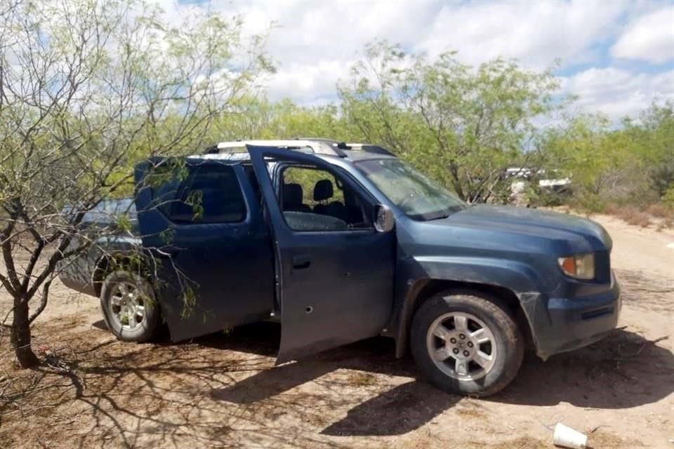 En la Colonia Esfuerzo Nacional, los policías encontraron dos de las camionetas abandonadas por los presuntos delincuentes.