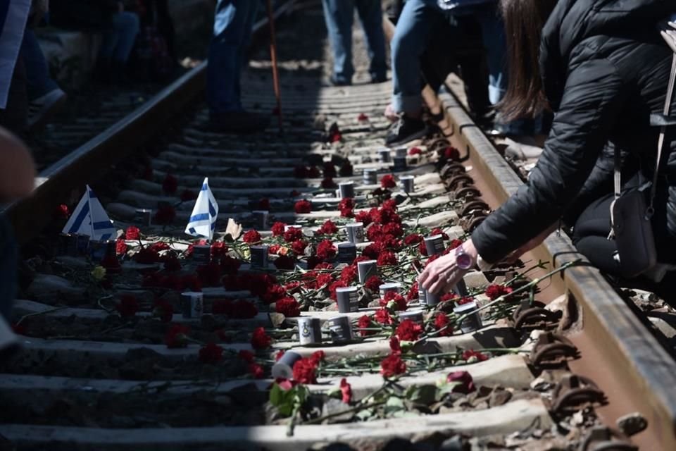 Personas dejan flores y velas en la estación de Thessaloniki, el 19 de marzo.