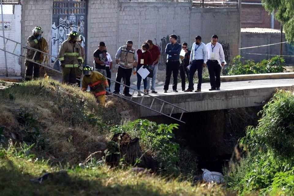 Vecinos reportaron que un cuerpo permanecía atorado en las calles Texixquiac y Nopaltepec, mismo que fue recuperado por bomberos.
