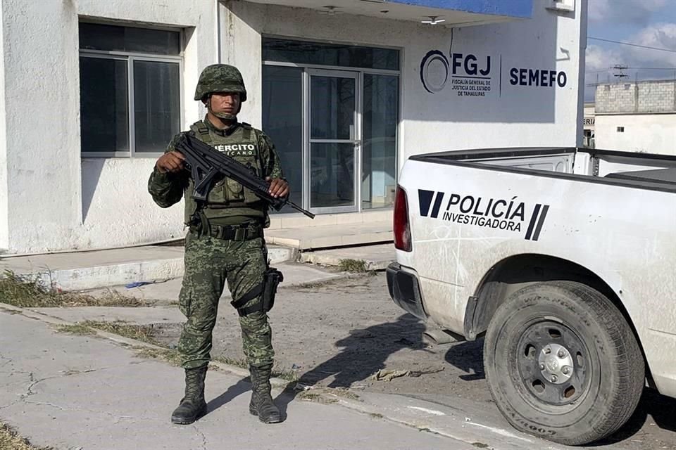 Un soldado del ejército mexicano vigila la sede de la procuraduría estatal de Tamaulipas.
