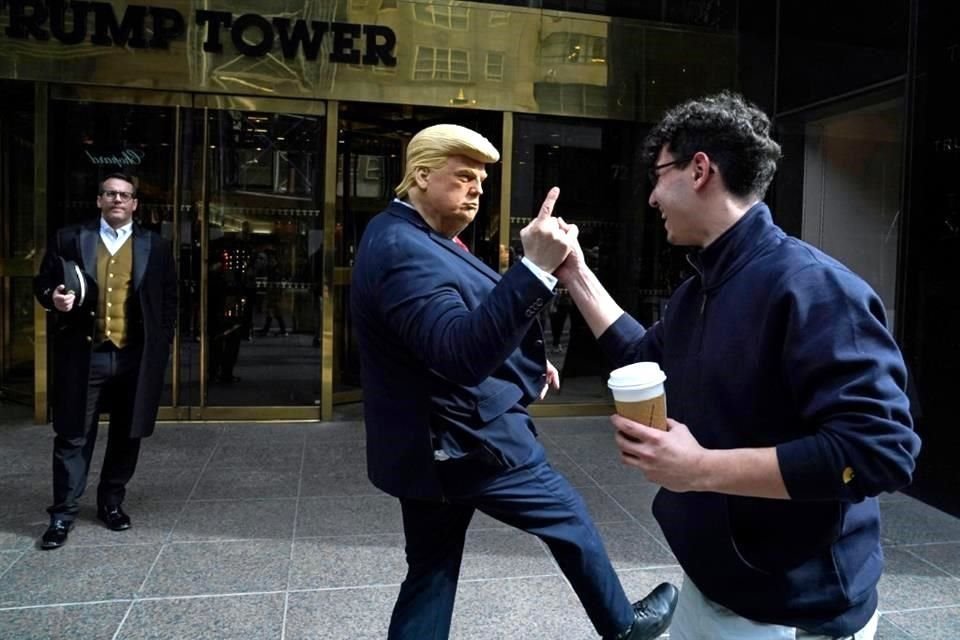 El imitador del ex Presidente estadounidense Donald Trump, Neil Greenfield), afuera de la Torre Trump en la ciudad de Nueva York.