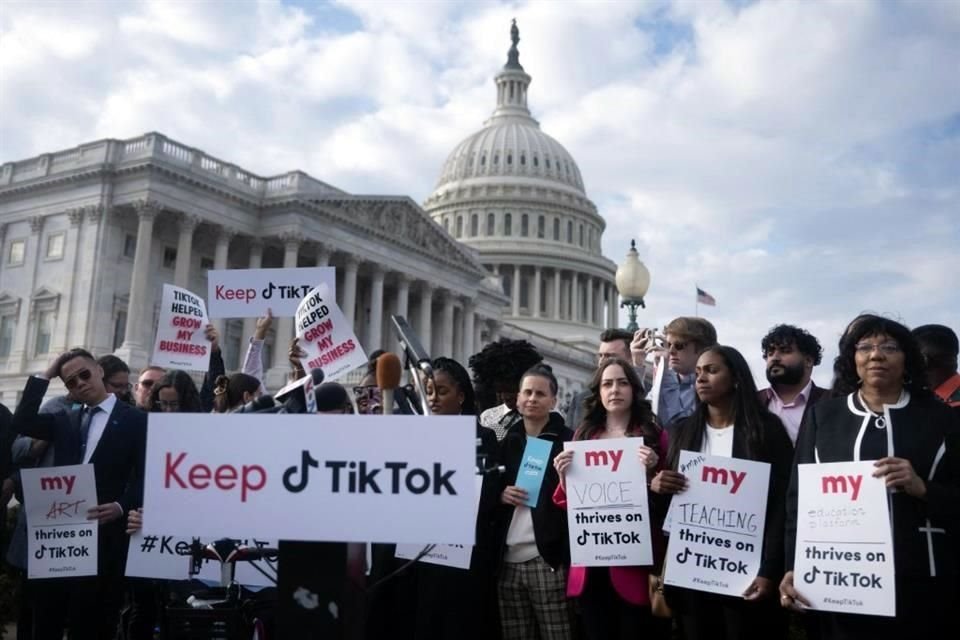 Manifestantes se reúnen para una conferencia de prensa sobre su oposición a la prohibición de TikTok en el Capitolio.