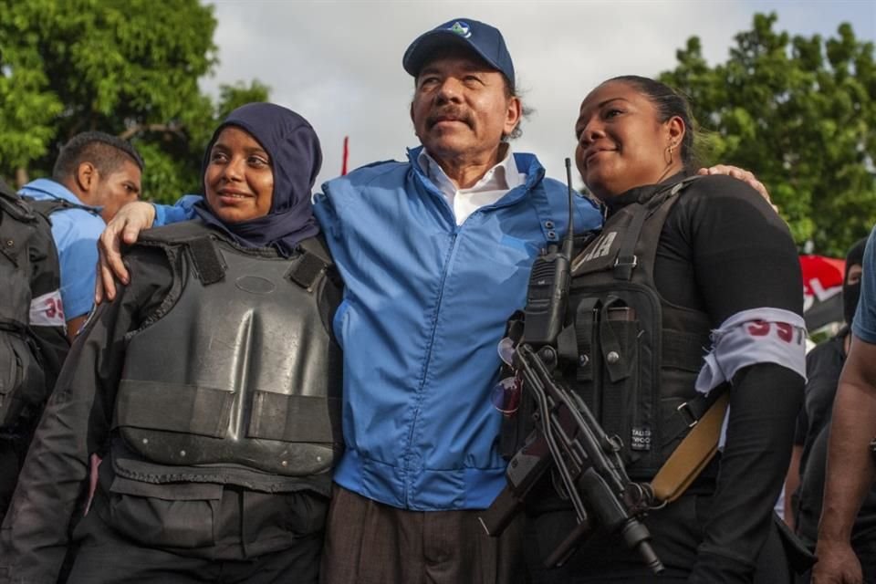 Policías se toman una foto con el presidente Daniel Ortega, in Masaya, Nicaragua, el viernes 13 de julio de 2018.