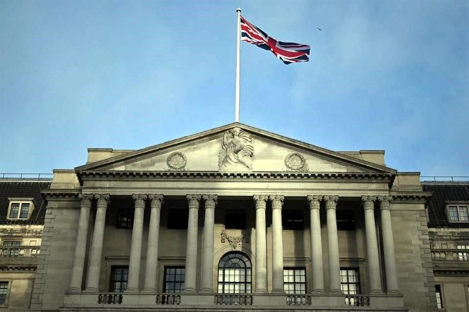 Como se esperaba, el Banco de Inglaterra elevó su tasa de interés en un cuarto de punto, a 4.25 por ciento, el nivel más alto desde 2008, y dejó la puerta abierta a nuevos aumentos si la inflación persiste.