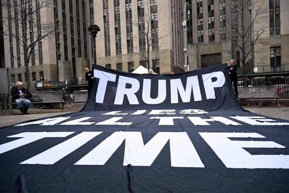 Los manifestantes anti-Trump se reúnen frente a la oficina del fiscal de distrito de Manhattan, la cual aseguró el ex Presidente creó una falsa expectativa de su arresto.