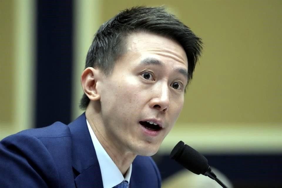 El director ejecutivo de TikTok, Shou Zi Chew, testifica durante una audiencia del Comité de Comercio y Energía de la Cámara de Representantes.