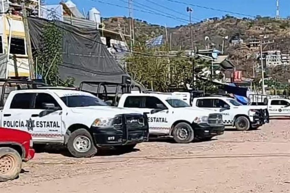 Elementos del Ejército, Guardia Nacional y PE fueron desalojados a pedradas en Xalpatláhuac, Guerrero, tras intentar recuperar Ayuntamiento tomado por policías comunitarios.