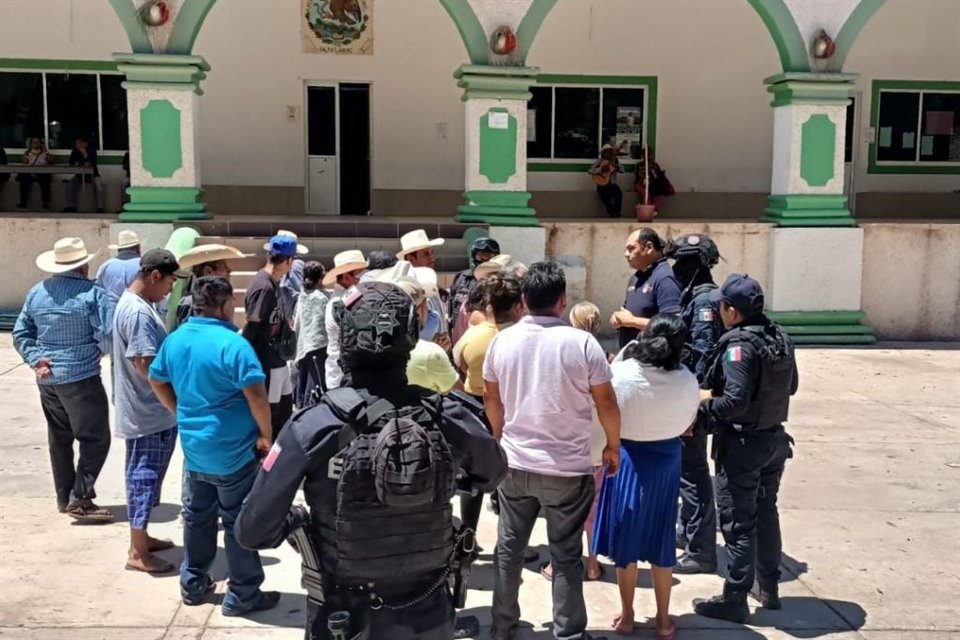 Elementos del Ejército, Guardia Nacional y PE fueron desalojados a pedradas en Xalpatláhuac, Guerrero, tras intentar recuperar Ayuntamiento tomado por policías comunitarios.