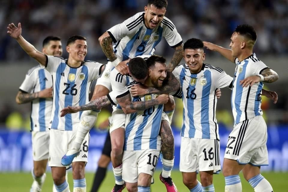 Lionel Messi (10) selló el triunfo de Argentina sobre Panamá con un gol de tiro libre.