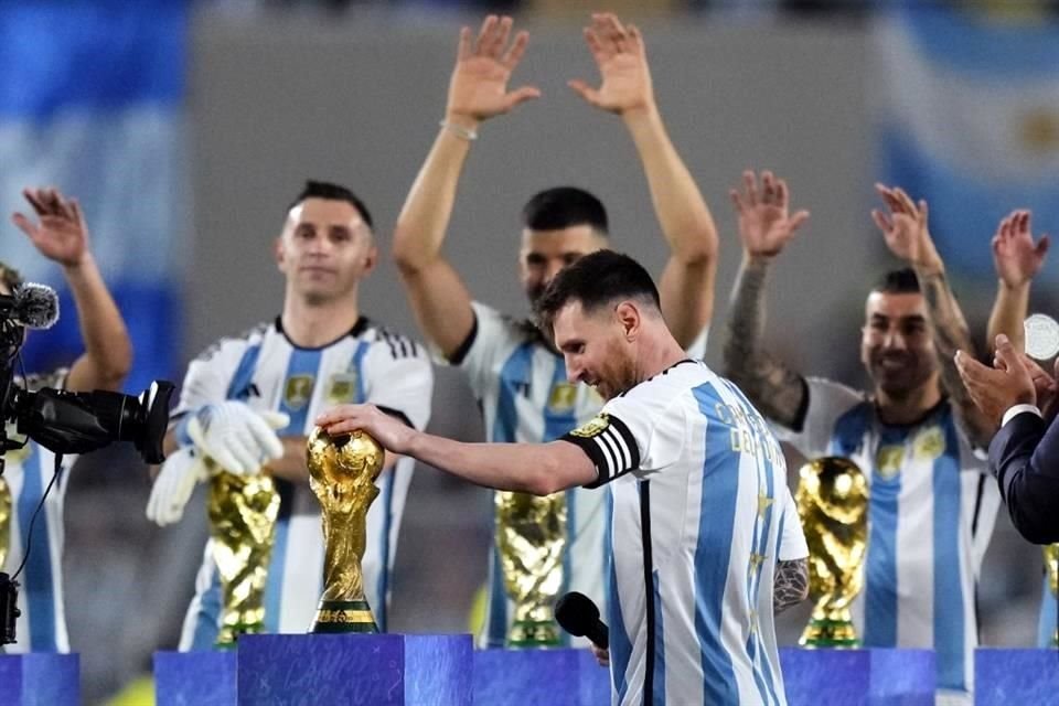Messi y los seleccionados presentaron ante su afición el título mundial logrado en Qatar.