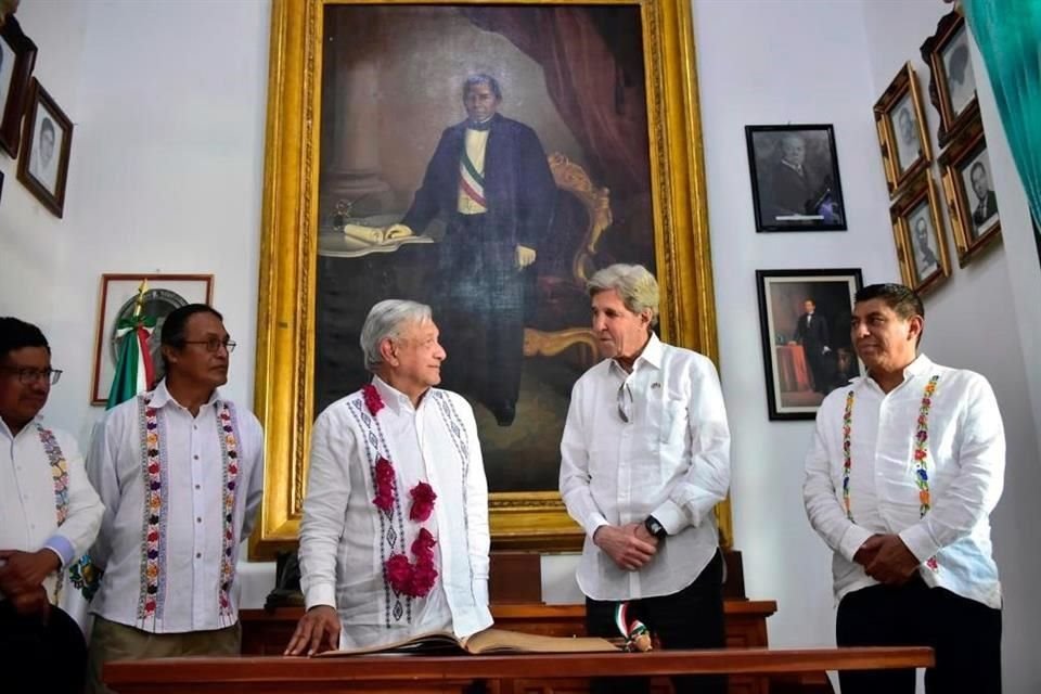 Al conmemorar el natalicio de Benito Juárez, en Guelatao, Oaxaca, el Presidente López Obrador y John Kerry, enviado de Joe Biden, intercambiaron elogios.