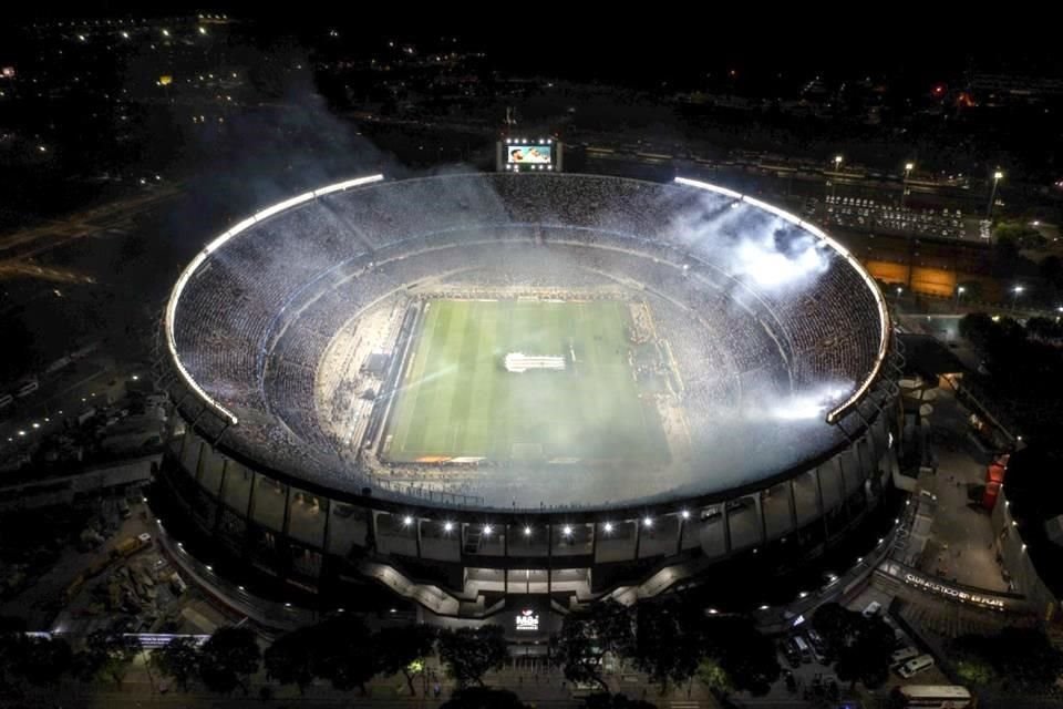 Un repleto Estadio Monumental festejó con Argentina.