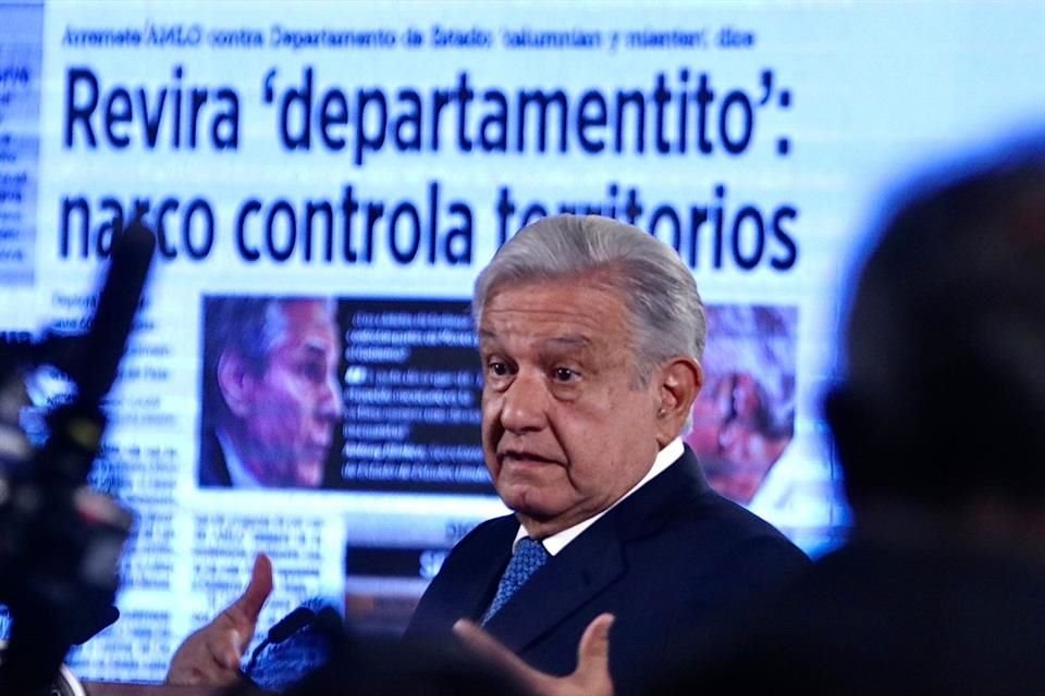 López Obrador con la portada de REFORMA, que consigna que Antony Blinken considera que los cárteles controlan terrenos por encima del Gobierno federal.