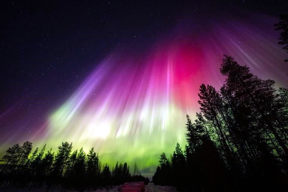 Vista de una aurora boreal alrededor de Arctic Circle cerca de Rovaniemi, Finlandia.