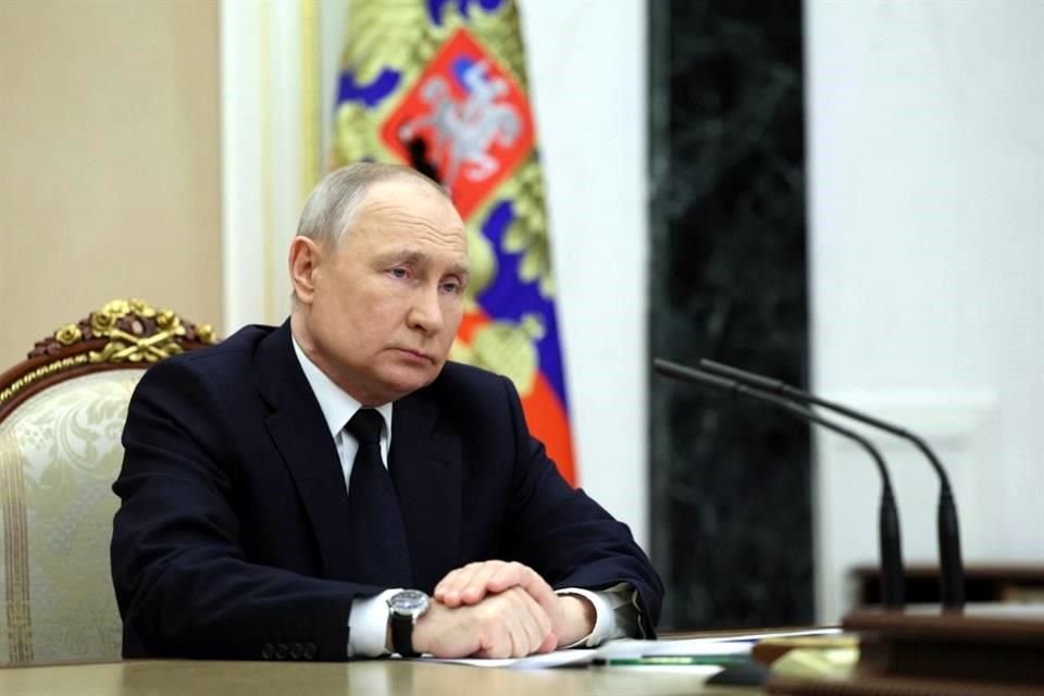 El Presidente Vladimir Putin prevé que Rusia despliegue armas nucleares 'tácticas' en Bielorrusia y amenazó con usar obuses de uranio empobrecido en Ucrania.