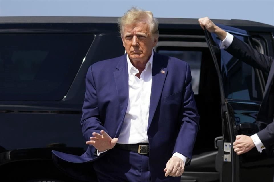 El ex Presidente Donald Trump camina para abordar su avión para un viaje a un mitin de campaña en Waco, Texas.