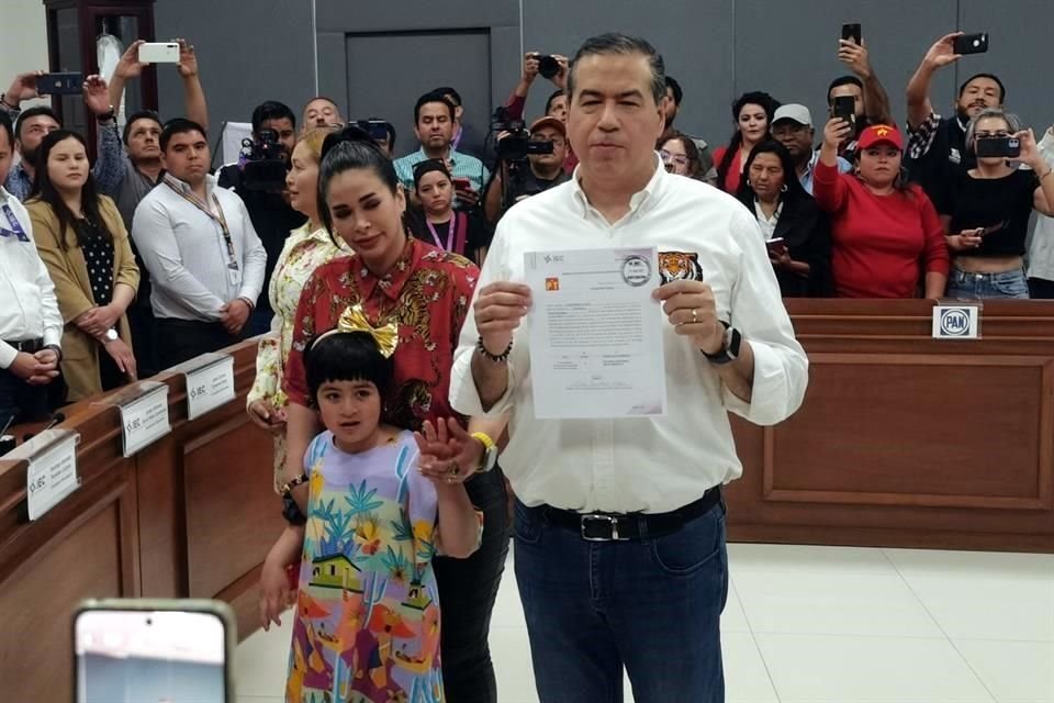 El aspirante a la Gubernatura de Coahuila por el Partido del Trabajo, Ricardo Mejía Berdeja, acudió acompañado por su esposa Marlene y su hija Camila.