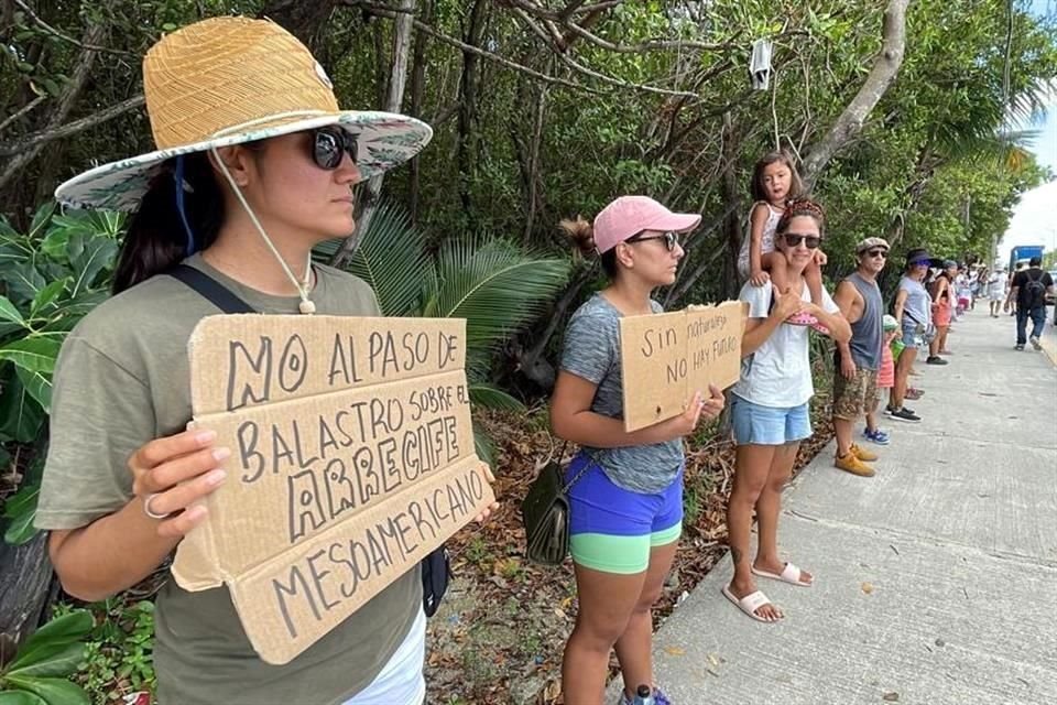 Cadena humana a lo largo de la carretera de entrada a Puerto Morelos en protesta por la destrucción del arrecife y manglar por el Tren Maya.
