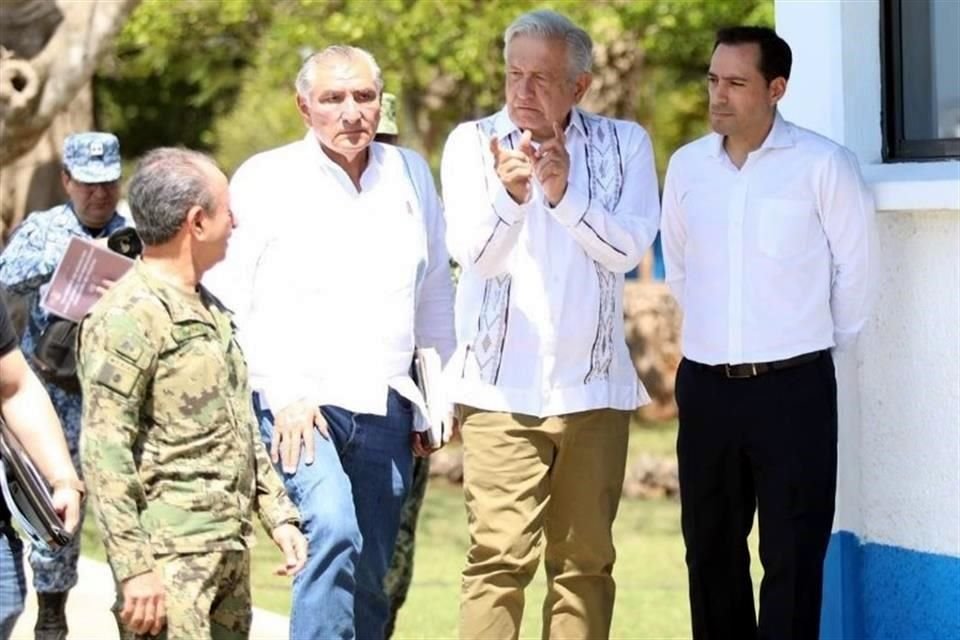 Acompañado por los titulares de Marina, Gobernación y el Mandatario de Yucatán, el Presidente López Obrador supervisó los trabajos de construcción del Tren Maya.