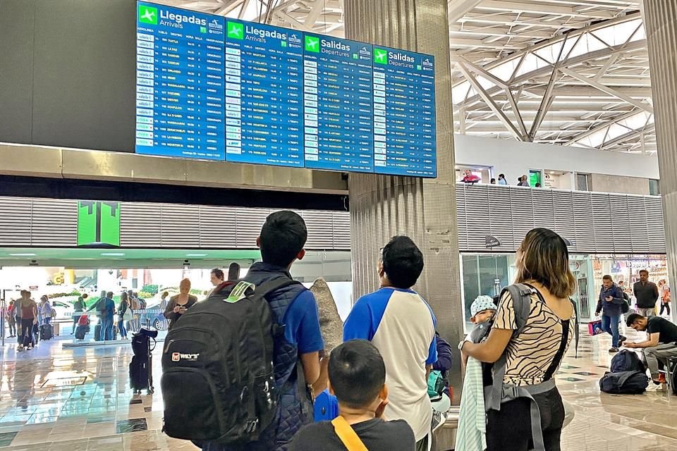 La decisión de colocar en pantallas horarios autorizados a aerolíneas y no los que empresas ofrecen desorientó a miles de pasajeros del AICM.