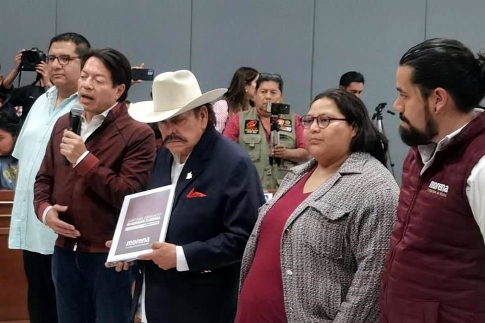 El candidato de Morena a la Gubernatura de Coahuila, Armando Guadiana Tijerina, presentó su registro ante el Instituto Electoral Estatal.