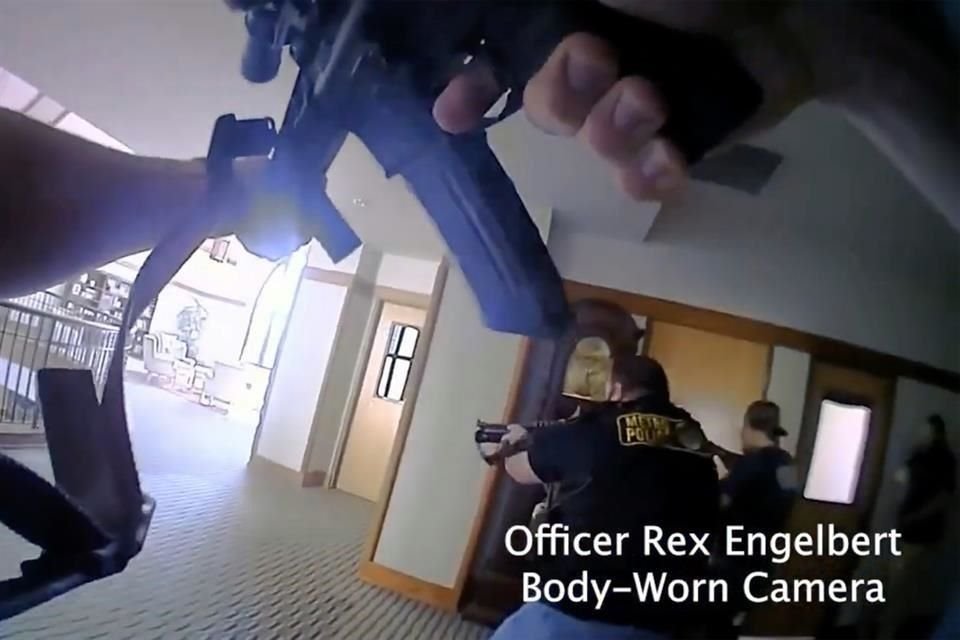 La cámara corporal de la policía respondiendo a un tiroteo activo en The Covenant School en Nashville, Tennessee.