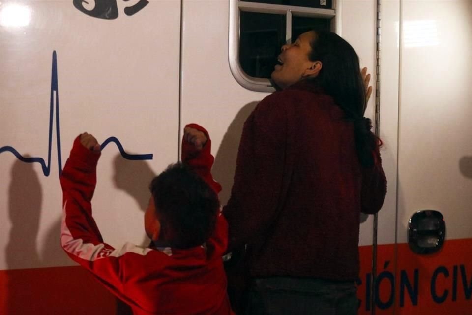 Viangly, una migrante venezolana, llora junto a una ambulancia que  translada a su esposo, quien resultó herido en el incendio.