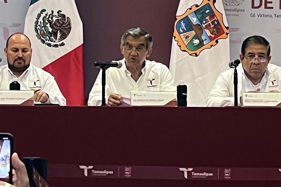 Américo Villarreal (centro), Gobernador de Tamaulipas.