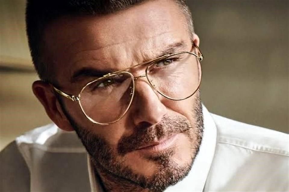 David Beckham lanzó la línea Primavera Verano 2021 de las gafas 'Safilo'.
