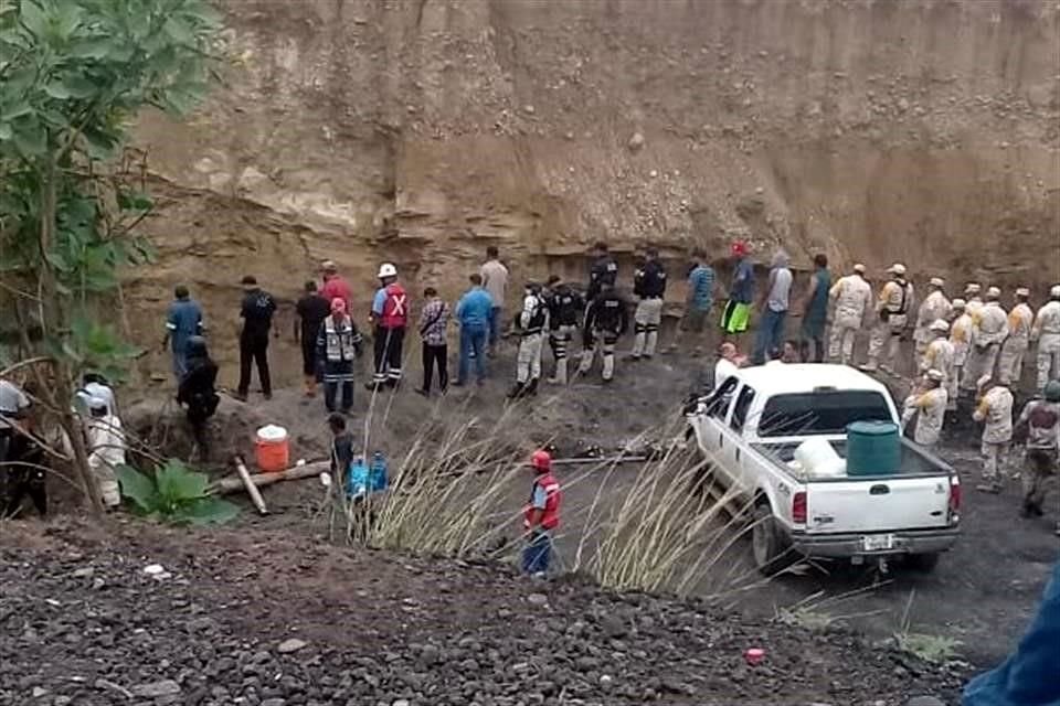 Trabajadores mineros habrían abierto un boquete de una mina contigua inundada, de donde brotó agua que los atrapó.