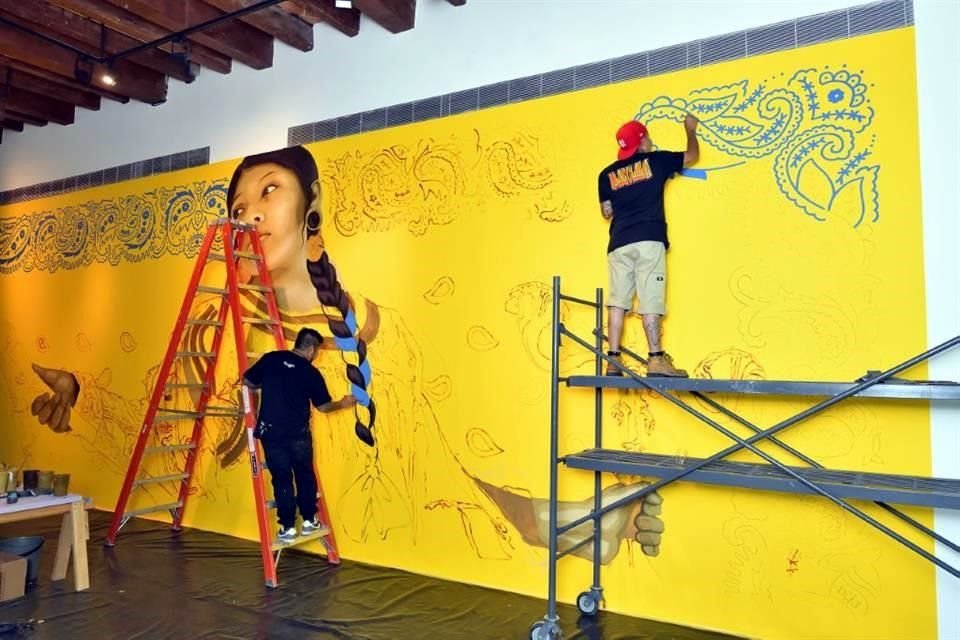 Los Tlacolulokos, dupla formada por Darío Canul y Cosijoesa Cernas, crearon un mural en el Museo Amparo.