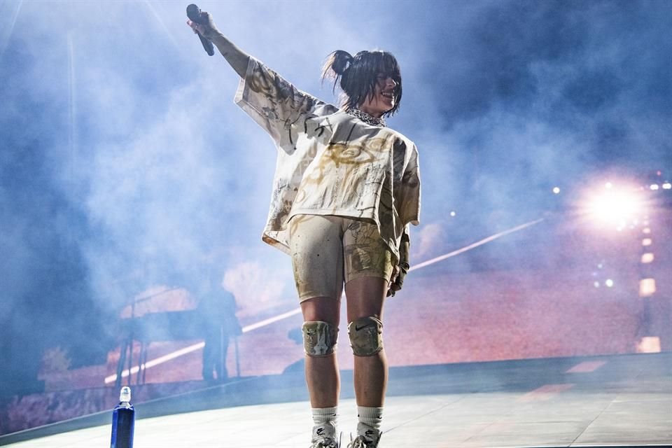 Tras posponer su concierto por las lluvias que azotaron a la CDMX, Billie Eilish se presentó hoy en el Foro Sol ante 51 mil 100 personas.