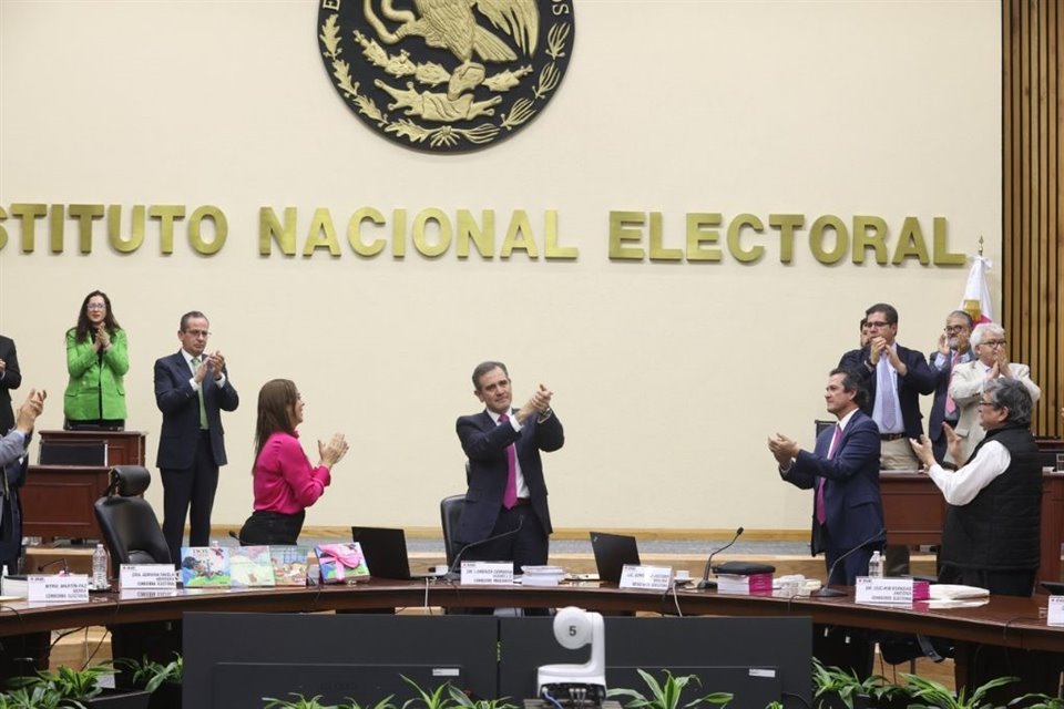  El presidente de INE, Lorenzo Córdova y los consejeros Adriana Favela, Ciro Murayama y José Roberto Ruiz se despidieron del Consejo General.