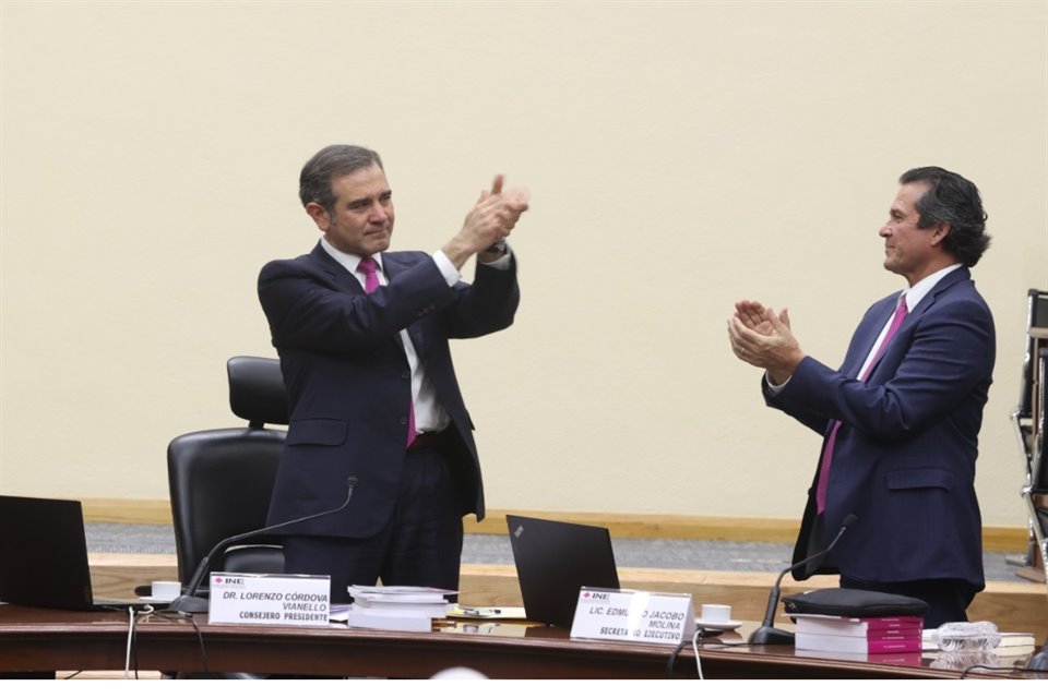 El presidente de INE, Lorenzo Córdova y los consejeros Adriana Favela, Ciro Murayama y José Roberto Ruiz se despidieron del Consejo General.