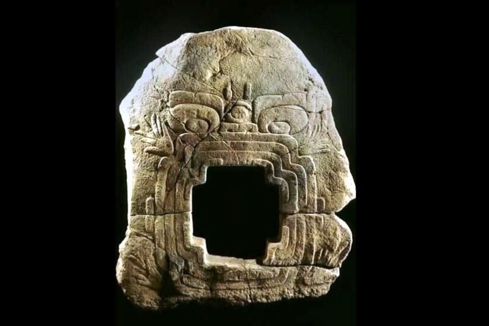 La pieza, extraída de la zona arqueológica de Chalcatzingo, en Morelos, es relevante tanto por su antigüedad, pues data del preclásico (800-500 a.C.), como por sus dimensiones, al medir 1.8 metros de alto y 1.5 de ancho.