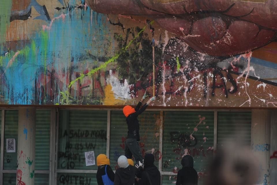 Encapuchados volvieron vandalizar Torre de Rectoría de UNAM y el mural de Siqueiros, al acusar que no se han atendido demandas contra acoso.