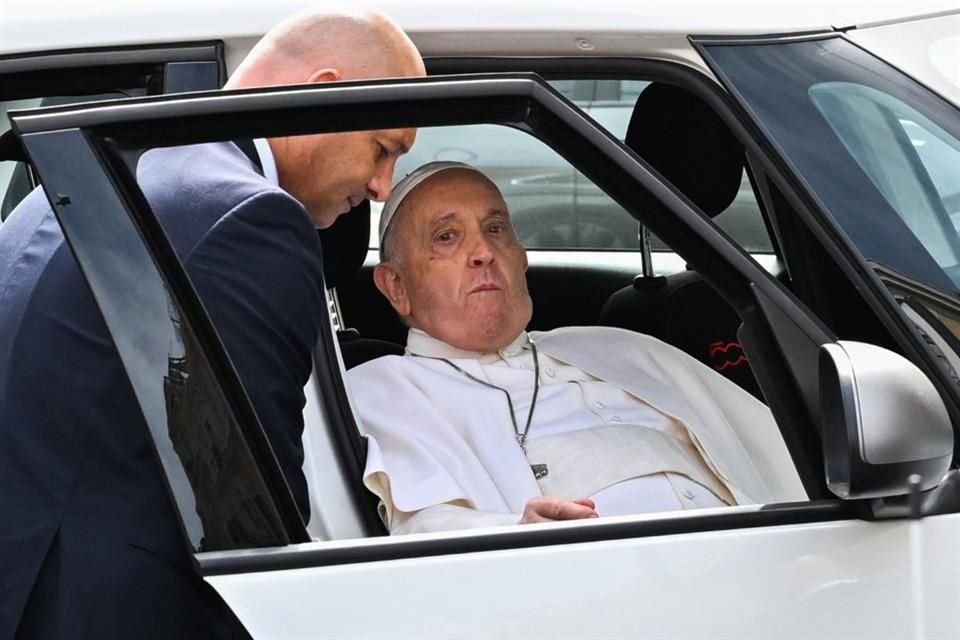 Papa Francisco salió del hospital.
