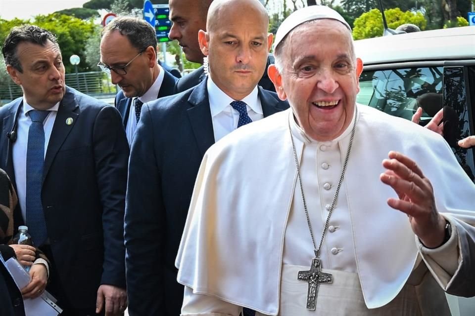 El Sumo Pontífice declaró ante la prensa tras ser dado de alta.