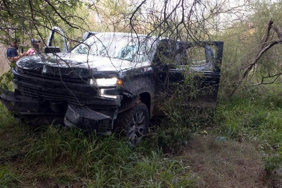 La Guardia Estatal informó del decomiso de una camioneta con reporte de robo en Texas en una brecha de la Colonia Hacienda Las Fuentes.