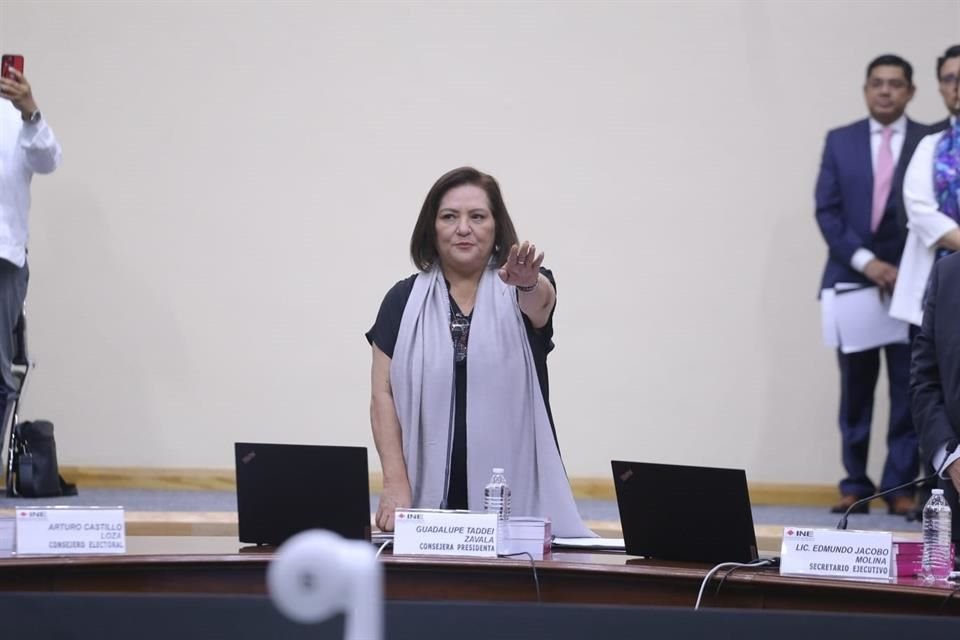 Guadalupe Taddei asumió presidencia del INE.