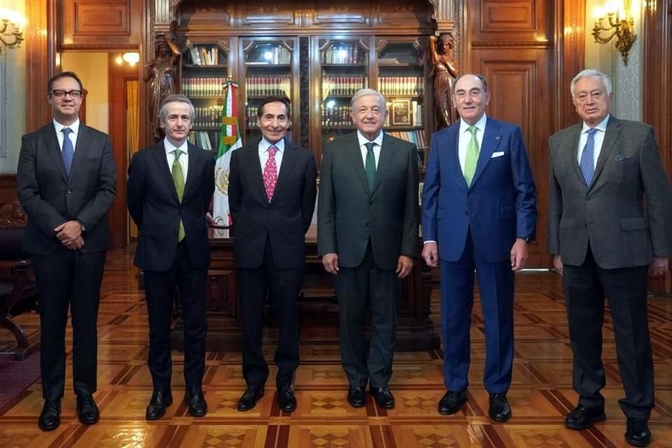 Directivos de Iberdrola junto al Secretario de Hacienda y el Presidente de México, al anunciar la venta de activos.