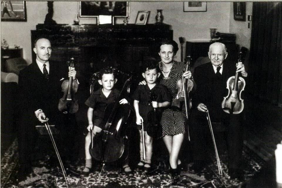 En el libro comparte imágenes del baúl familiar, como ésta, donde aparecen su padre, del músico, Carlos Prieto; el propio violonchelista, su hermano Juan Luis, su madre Cécile Jacqué ((integrantes del Cuarteto Prieto No. 2) y Maurice Jacqué, abuelo materno, en diciembre de 1942.